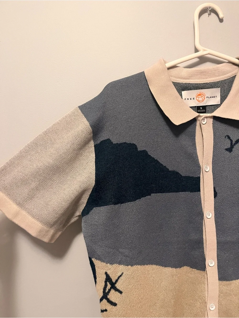 (men’s) 🎉Free Planet Beige & Blue Scenic Landscape Knit Button Up Polo